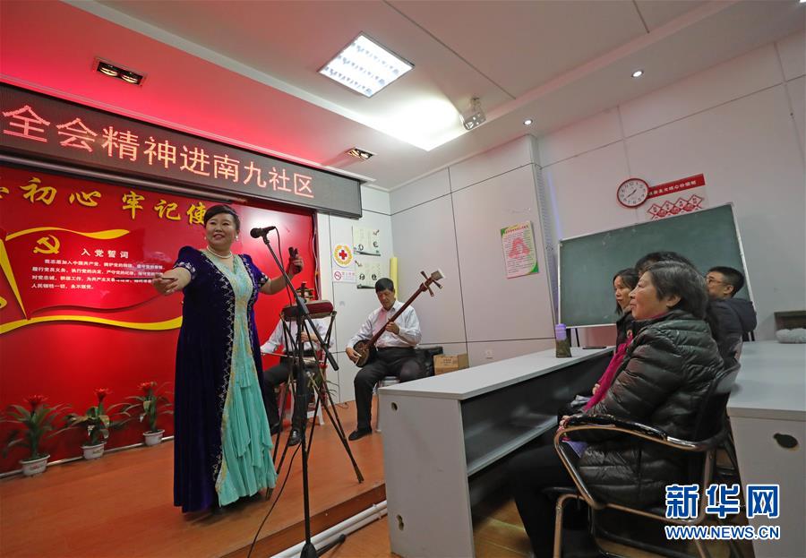 （四中全會(huì)精神在基層&middot;圖文互動(dòng)）（4）說(shuō)學(xué)逗唱間傳遞中國(guó)之治&mdash;&mdash;遼寧創(chuàng)新組織曲藝小分隊(duì)宣講四中全會(huì)精神