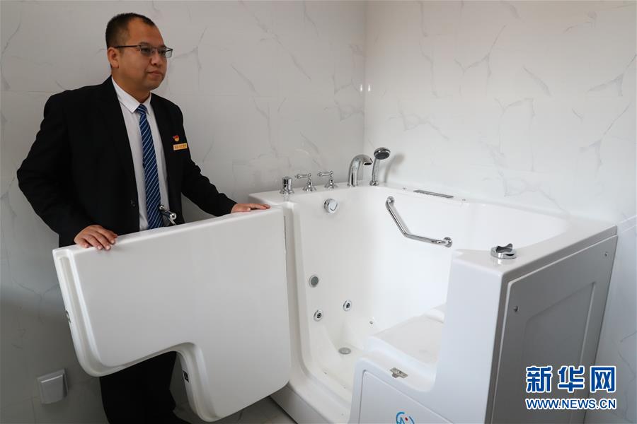 (四中全會(huì)精神在基層·圖文互動(dòng))(3)棚改區(qū)的民生新事:給回遷居民補(bǔ)上康養(yǎng)服務(wù)短板