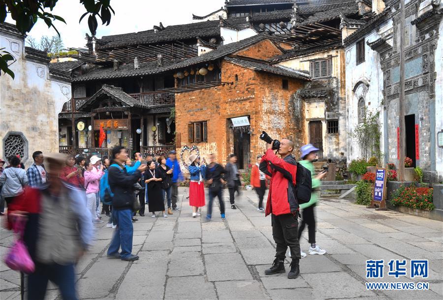 （圖文互動）（11）鄉(xiāng)村攝影師、鄉(xiāng)村&ldquo;模特&rdquo;、民宿店主&mdash;&mdash;鄉(xiāng)村旅游推動婺源農(nóng)民生活方式發(fā)生新變化