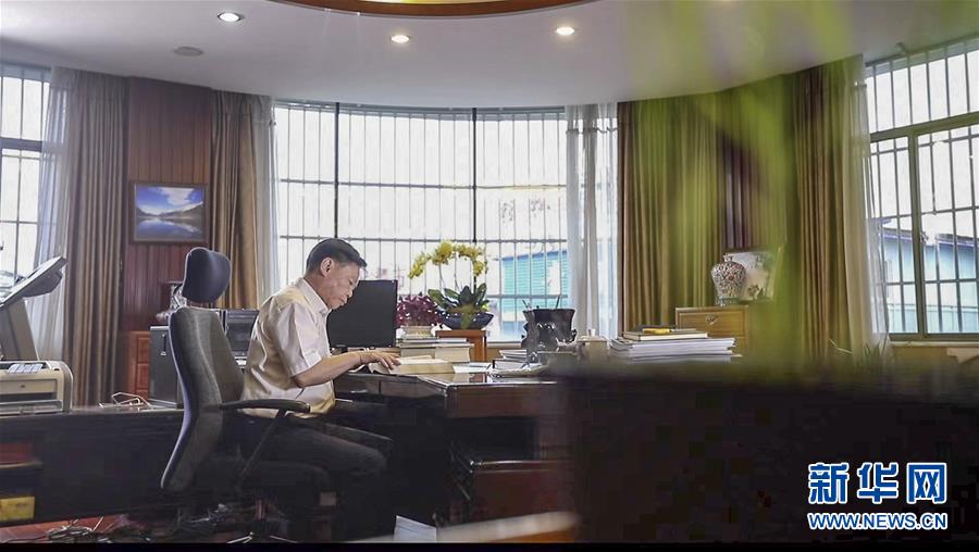 (新華全媒頭條·時(shí)代先鋒·圖文互動(dòng))(6)“要把論文寫(xiě)在大地上”——記“農(nóng)民院士”朱有勇