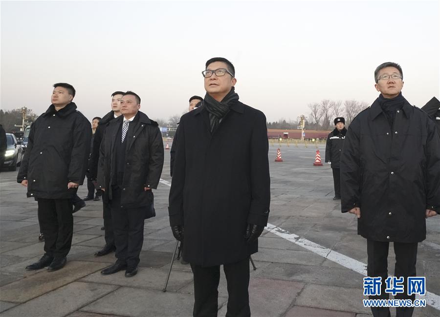 (社會(huì))(2)香港警務(wù)處處長(zhǎng)鄧炳強(qiáng)率團(tuán)觀看天安門(mén)廣場(chǎng)升國(guó)旗儀式