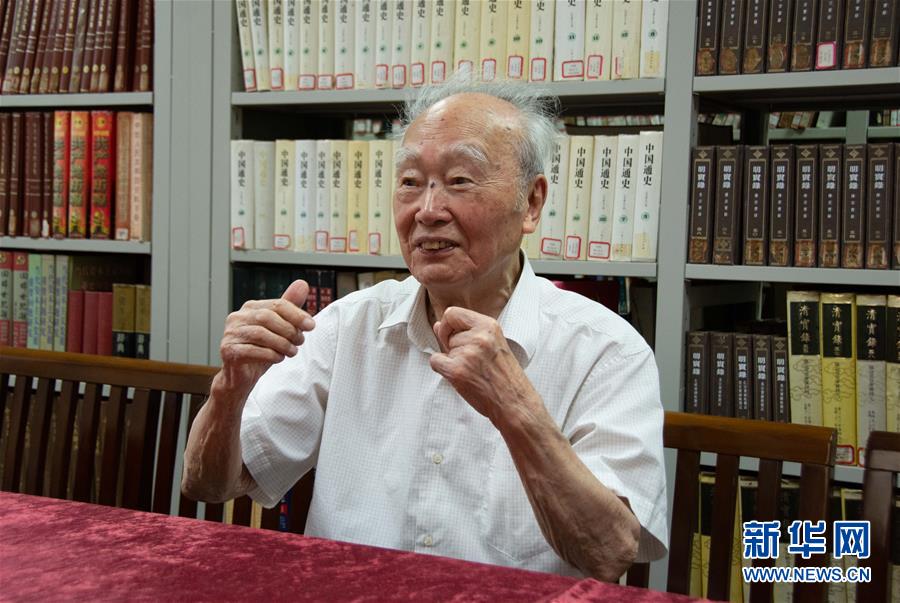 （新華全媒頭條&middot;圖文互動）（5）滄海橫流 信仰彌堅&mdash;&mdash;記共產(chǎn)黨員、湘潭大學九旬教授滄南