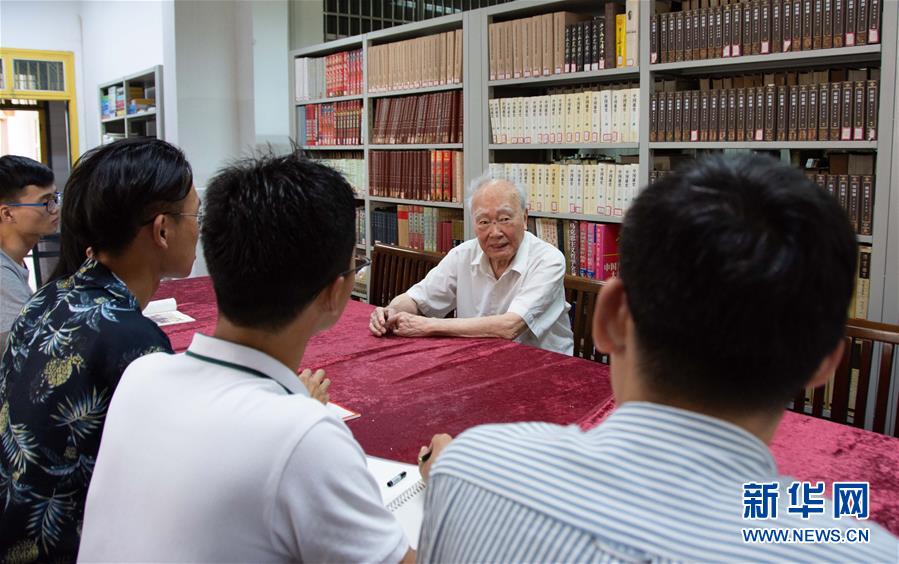 （新華全媒頭條&middot;圖文互動）（4）滄海橫流 信仰彌堅&mdash;&mdash;記共產(chǎn)黨員、湘潭大學九旬教授滄南