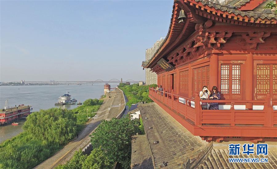 （在習(xí)近平新時(shí)代中國(guó)特色社會(huì)主義思想指引下&mdash;&mdash;新時(shí)代新作為新篇章&middot;總書記關(guān)切高質(zhì)量發(fā)展&middot;圖文互動(dòng)）（2）在藍(lán)天白云下&mdash;&mdash;污染防治攻堅(jiān)戰(zhàn)持續(xù)推進(jìn)