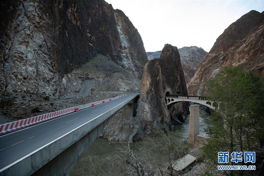 （新華全媒頭條&middot;圖文互動(dòng)）（8）格桑花開(kāi)滿天路&mdash;&mdash;寫(xiě)在川藏公路通車(chē)65周年之際