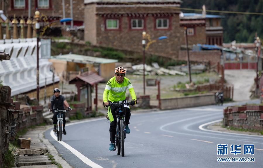 （新華全媒頭條&middot;圖文互動(dòng)）（11）格?；ㄩ_(kāi)滿天路&mdash;&mdash;寫(xiě)在川藏公路通車(chē)65周年之際