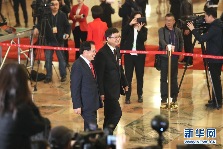 （兩會&middot;面對面）（9）全國人大代表接受采訪