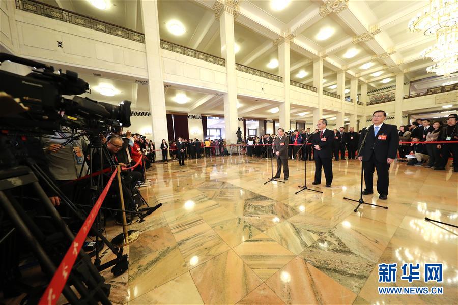 （兩會(huì)&middot;面對(duì)面）（11）全國(guó)人大代表接受采訪(fǎng)