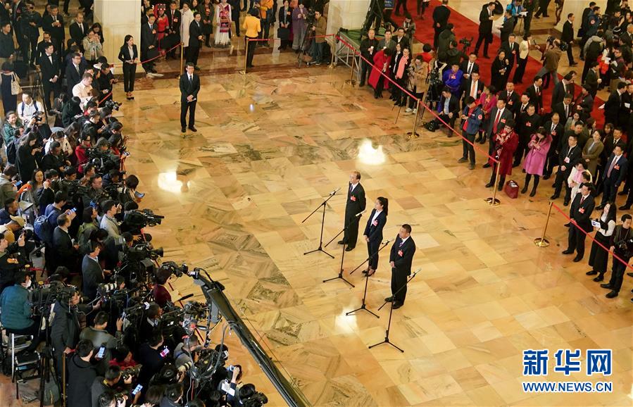 （兩會&middot;面對面）（15）全國人大代表接受采訪