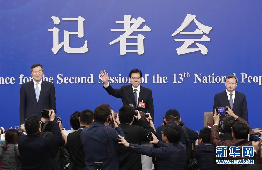 (兩會(huì)·XHDW)(2)商務(wù)部部長(zhǎng)鐘山等就“促進(jìn)形成強(qiáng)大國(guó)內(nèi)市場(chǎng) 推動(dòng)全方位對(duì)外開(kāi)放”答記者問(wèn)