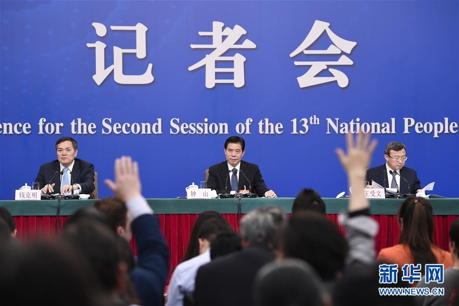 （兩會(huì)&middot;XHDW）（11）商務(wù)部部長(zhǎng)鐘山等就&ldquo;促進(jìn)形成強(qiáng)大國(guó)內(nèi)市場(chǎng) 推動(dòng)全方位對(duì)外開放&rdquo;答記者問(wèn)