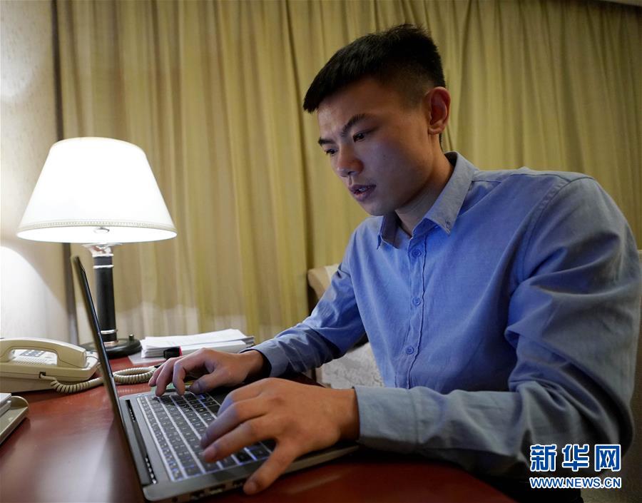 (新華全媒頭條·兩會(huì)特別報(bào)道·圖文互動(dòng))(10)向著夢(mèng)想的接力——“90歲”與“95后”代表的“對(duì)話”