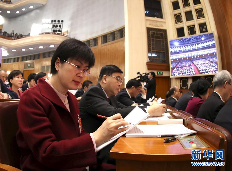 (兩會·圖片故事)(1)全國人大代表馬恒燕:讓城鄉(xiāng)學(xué)生共享“互聯(lián)網(wǎng)+教育”優(yōu)質(zhì)資源