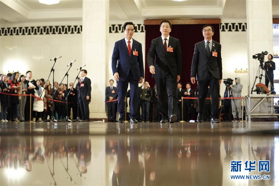 （兩會(huì)&middot;面對(duì)面&middot;XHDW）（23）全國(guó)政協(xié)委員接受采訪