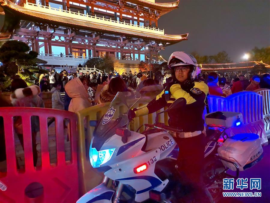 (圖文互動(dòng))(6)不一樣的煙火——城市基層工作者的新年第一天