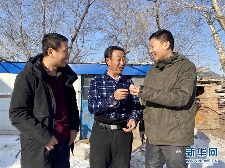 （在習(xí)近平新時(shí)代中國(guó)特色社會(huì)主義思想指引下&mdash;&mdash;新時(shí)代新作為新篇章&middot;總書記關(guān)切脫貧事&middot;決勝貧困&middot;圖文互動(dòng)）（1）讓一方水土&ldquo;富養(yǎng)&rdquo;一方人&mdash;&mdash;扶貧特色產(chǎn)業(yè)惠及千家萬(wàn)戶