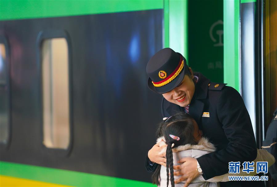 (新春走基層·圖文互動(dòng))(4)站臺(tái)上的“兩塊表”