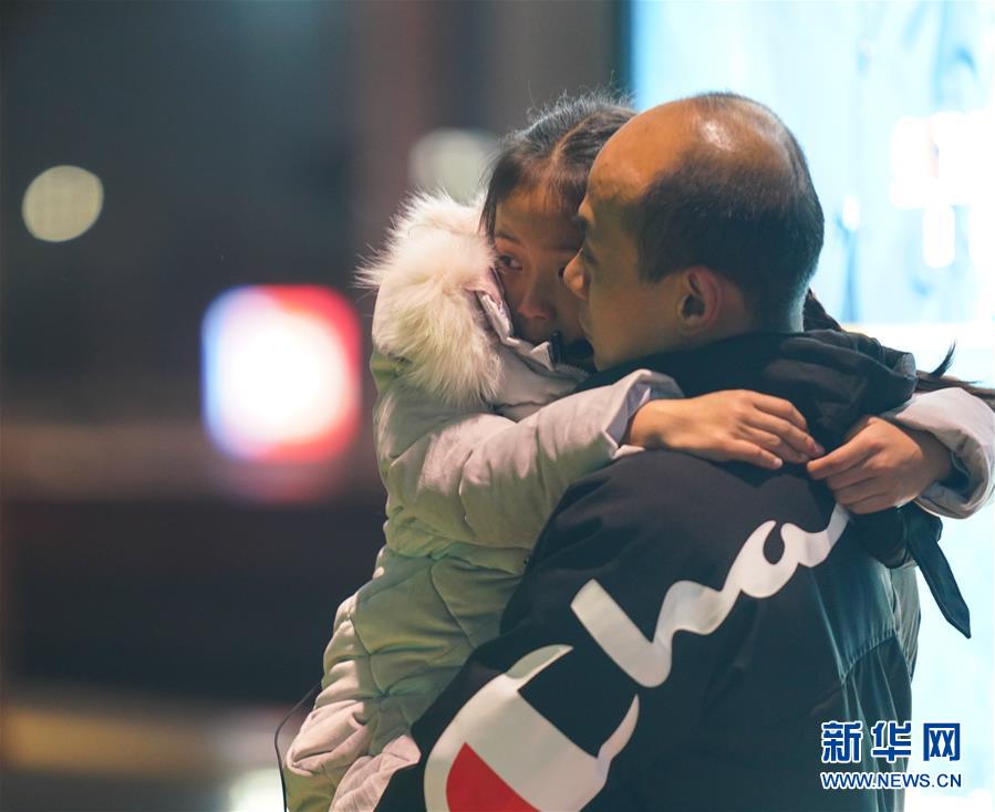 (新春走基層·圖文互動(dòng))(7)站臺(tái)上的“兩塊表”