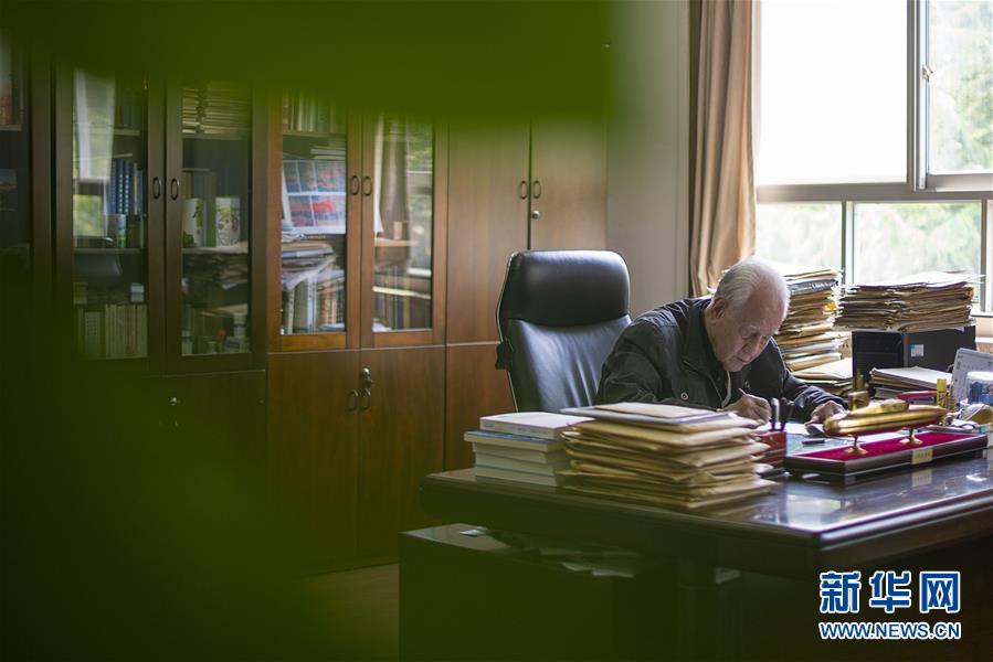 （今日關(guān)注&middot;科技獎(jiǎng)勵(lì)大會(huì)&middot;圖文互動(dòng)）（5）此生屬于祖國，此生無怨無悔&mdash;&mdash;隱身30年的中國核潛艇先驅(qū)黃旭華