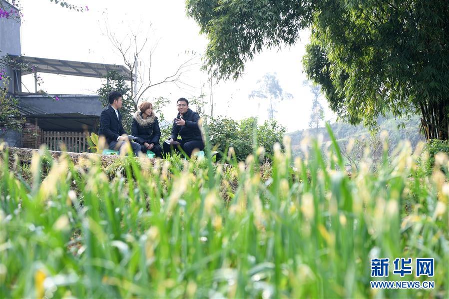 （新華全媒頭條&middot;圖文互動）（12）為基層松綁減負　促干部擔當作為&mdash;&mdash;以習(xí)近平同志為核心的黨中央推進&ldquo;基層減負年&rdquo;工作綜述