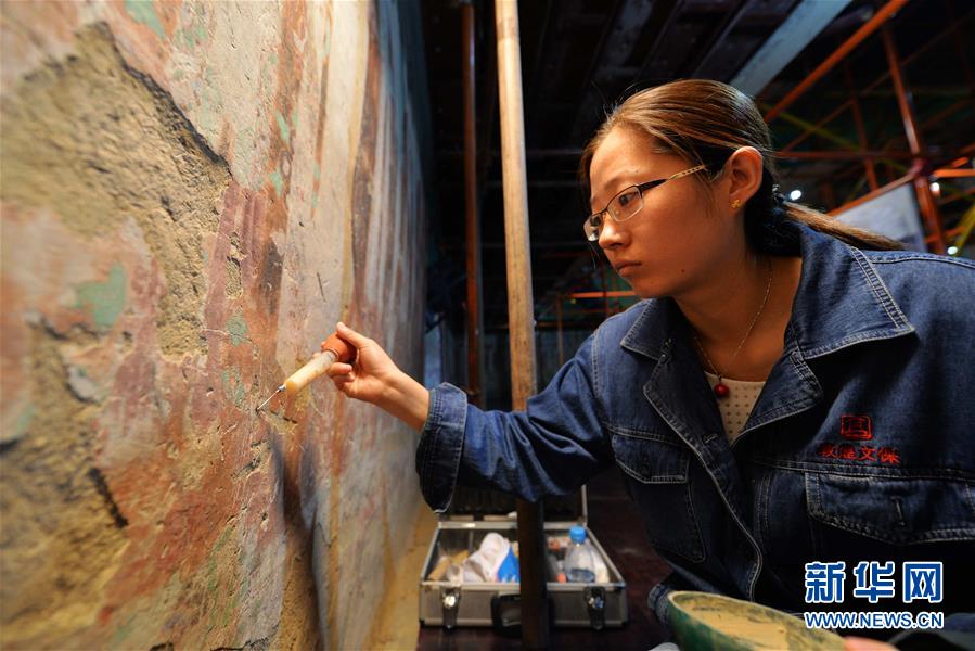 （時(shí)代先鋒&middot;圖文互動）（8）此生不悔入沙海 勇?lián)厝问家娊?mdash;&mdash;敦煌研究院文物保護(hù)利用群體群像