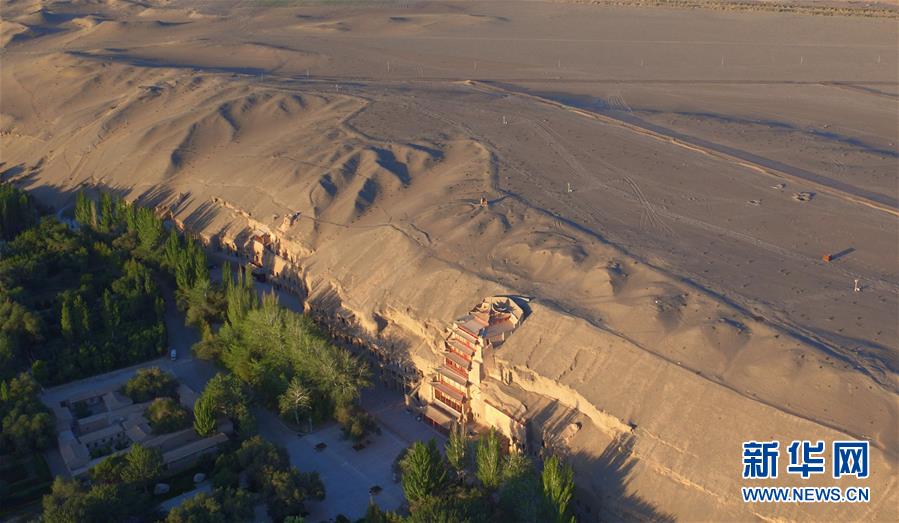 （時(shí)代先鋒&middot;圖文互動）（12）此生不悔入沙海 勇?lián)厝问家娊?mdash;&mdash;敦煌研究院文物保護(hù)利用群體群像