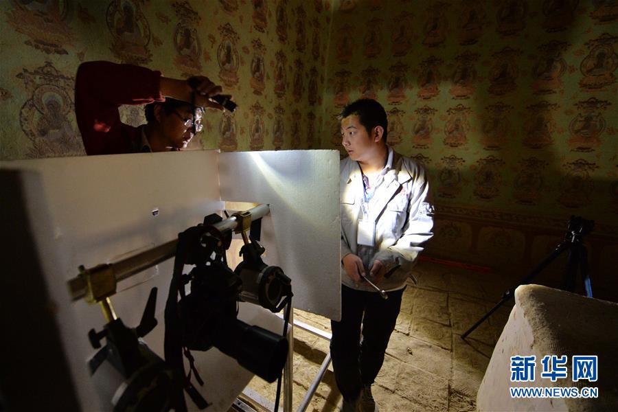 （時(shí)代先鋒&middot;圖文互動）（16）此生不悔入沙海 勇?lián)厝问家娊?mdash;&mdash;敦煌研究院文物保護(hù)利用群體群像