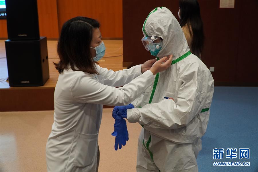 （聚焦疫情防控&middot;圖文互動(dòng)）（3）無(wú)法握手，但始終并肩