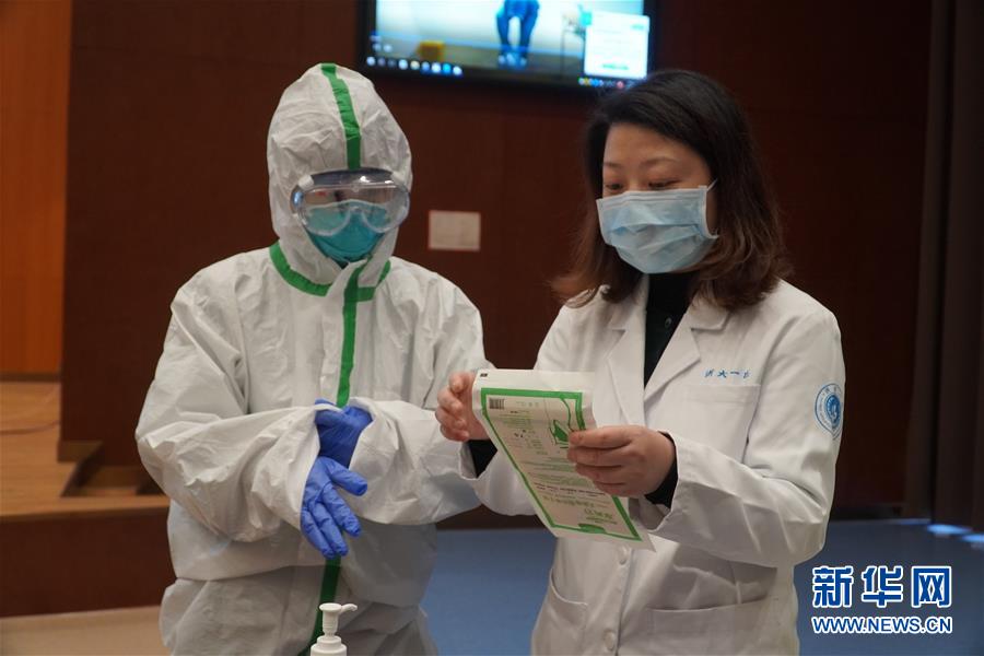 （聚焦疫情防控&middot;圖文互動(dòng)）（4）無(wú)法握手，但始終并肩