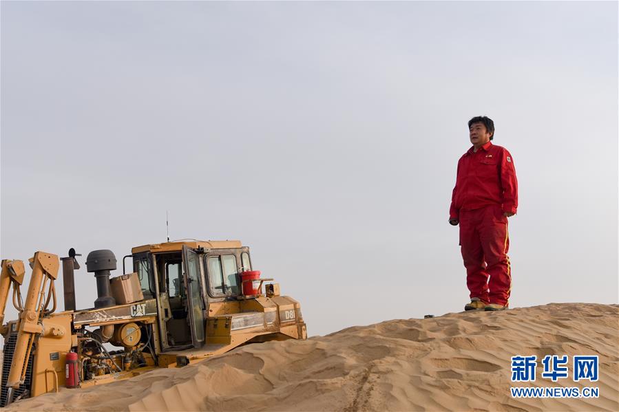 （新春走基層&middot;圖文互動(dòng)）（1）特寫：與車為伴，獨(dú)行沙海