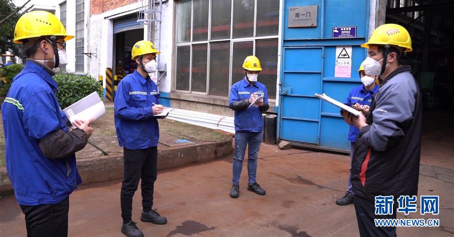 （來自經(jīng)濟(jì)前沿的故事&middot;企業(yè)復(fù)工復(fù)產(chǎn)&middot;圖文互動）（3）戴口罩、測體溫進(jìn)公司&mdash;&mdash;廣西柳工復(fù)工見聞