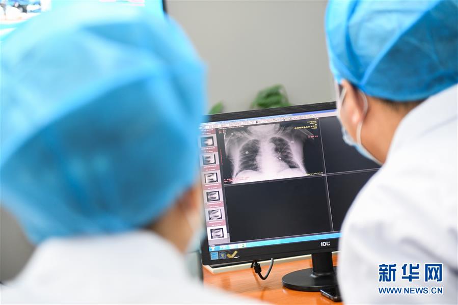 （聚焦疫情防控&middot;圖文互動）（5）特寫：遠(yuǎn)程醫(yī)療中心里的生命接力