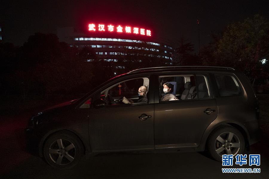 （一線抗疫群英譜&middot;圖文互動(dòng)）（1）特寫(xiě)：為節(jié)省10分鐘，這對(duì)醫(yī)護(hù)夫妻&ldquo;以車為家&rdquo;