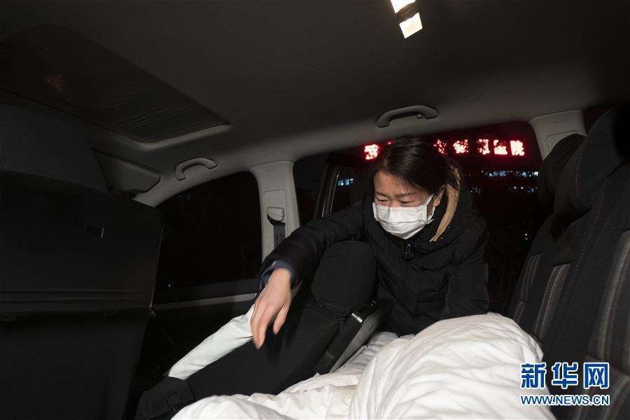 （一線抗疫群英譜&middot;圖文互動(dòng)）（2）特寫(xiě)：為節(jié)省10分鐘，這對(duì)醫(yī)護(hù)夫妻&ldquo;以車為家&rdquo;