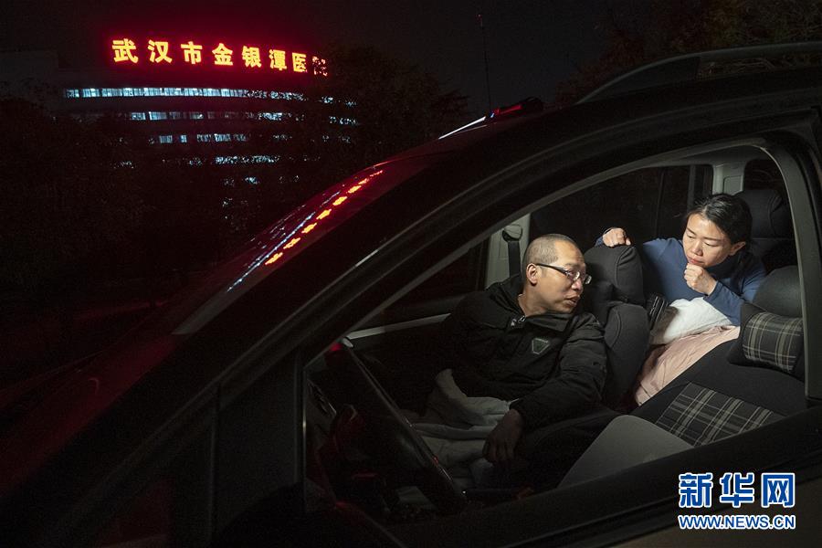 （一線抗疫群英譜&middot;圖文互動(dòng)）（3）特寫(xiě)：為節(jié)省10分鐘，這對(duì)醫(yī)護(hù)夫妻&ldquo;以車為家&rdquo;