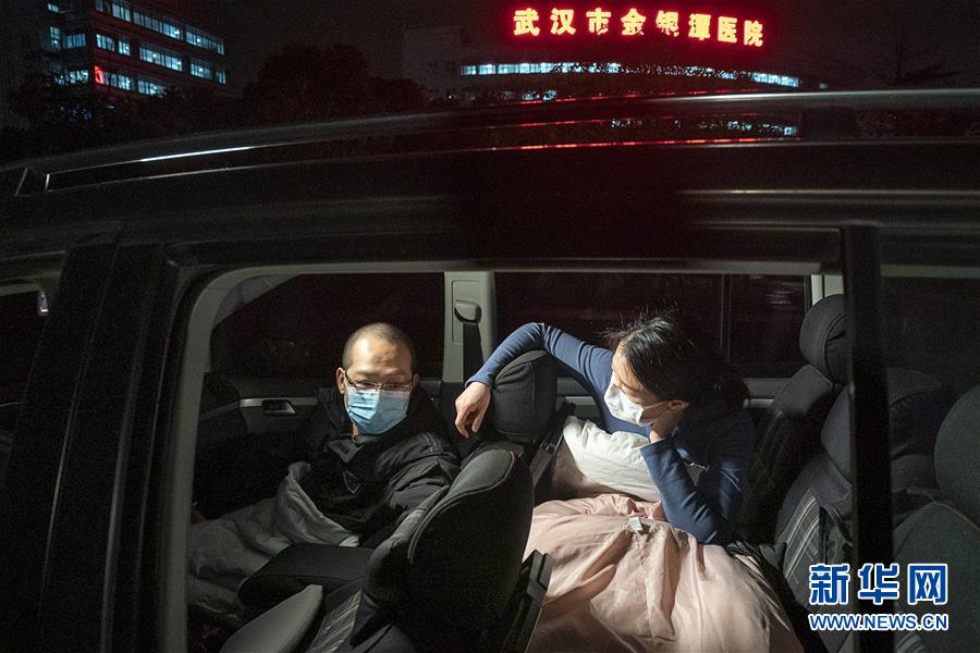 （一線抗疫群英譜&middot;圖文互動(dòng)）（4）特寫(xiě)：為節(jié)省10分鐘，這對(duì)醫(yī)護(hù)夫妻&ldquo;以車為家&rdquo;