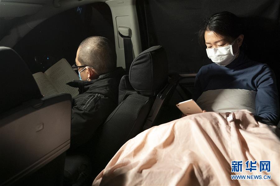 （一線抗疫群英譜&middot;圖文互動(dòng)）（5）特寫(xiě)：為節(jié)省10分鐘，這對(duì)醫(yī)護(hù)夫妻&ldquo;以車為家&rdquo;