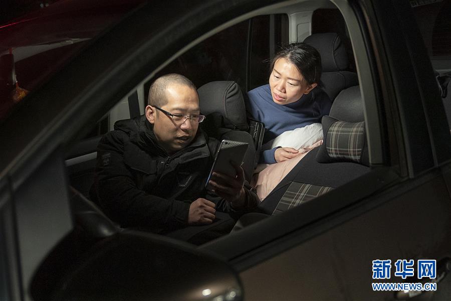 （一線抗疫群英譜&middot;圖文互動(dòng)）（7）特寫(xiě)：為節(jié)省10分鐘，這對(duì)醫(yī)護(hù)夫妻&ldquo;以車為家&rdquo;