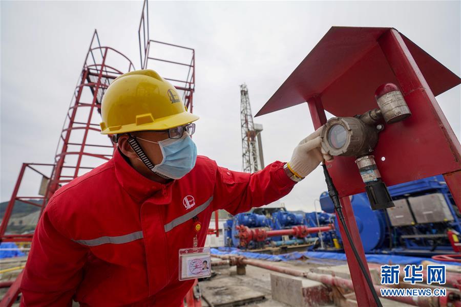 (新華全媒頭條·圖文互動)(18)磨難壓不垮 奮起正當時——習近平總書記在統(tǒng)籌推進新冠肺炎疫情防控和經(jīng)濟社會發(fā)展工作部署會議上的重要講話振奮人心凝聚力量