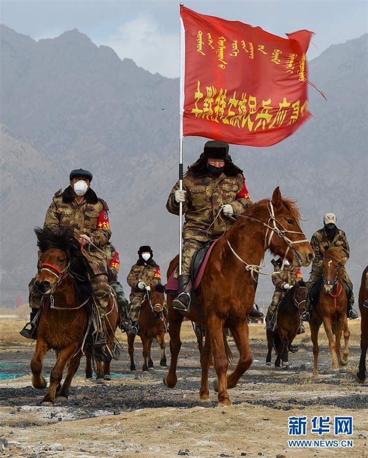 (聚焦疫情防控·圖文互動)(4)行進在鄉(xiāng)間的馬背巡邏隊