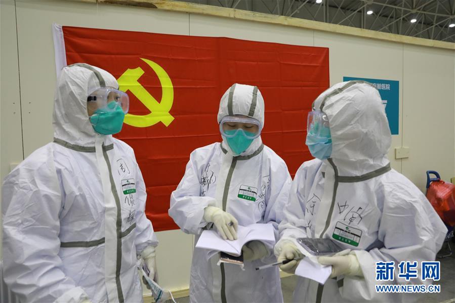 (新華全媒頭條·圖文互動(dòng))(2)滄海橫流 英雄本色——致敬抗疫一線的勇士們