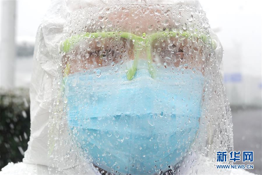 (新華全媒頭條·圖文互動(dòng))(6)滄海橫流 英雄本色——致敬抗疫一線的勇士們