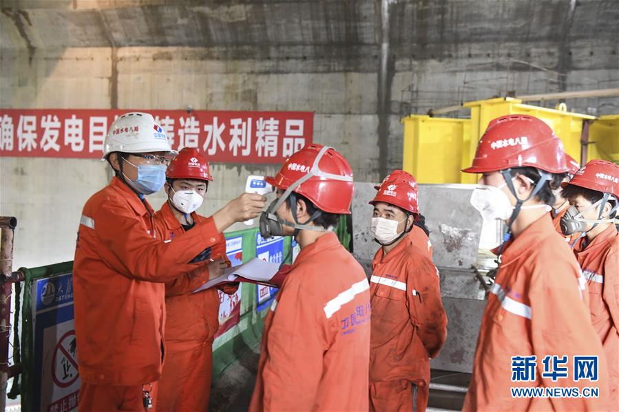 (抓好經(jīng)濟發(fā)展 應(yīng)對復(fù)雜局面·圖文互動)(1)把疫情造成的損失降到最小——廣西生產(chǎn)一線見聞