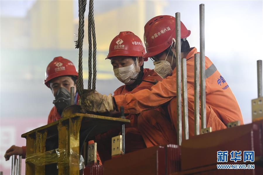 (抓好經(jīng)濟發(fā)展 應(yīng)對復(fù)雜局面·圖文互動)(2)把疫情造成的損失降到最小——廣西生產(chǎn)一線見聞