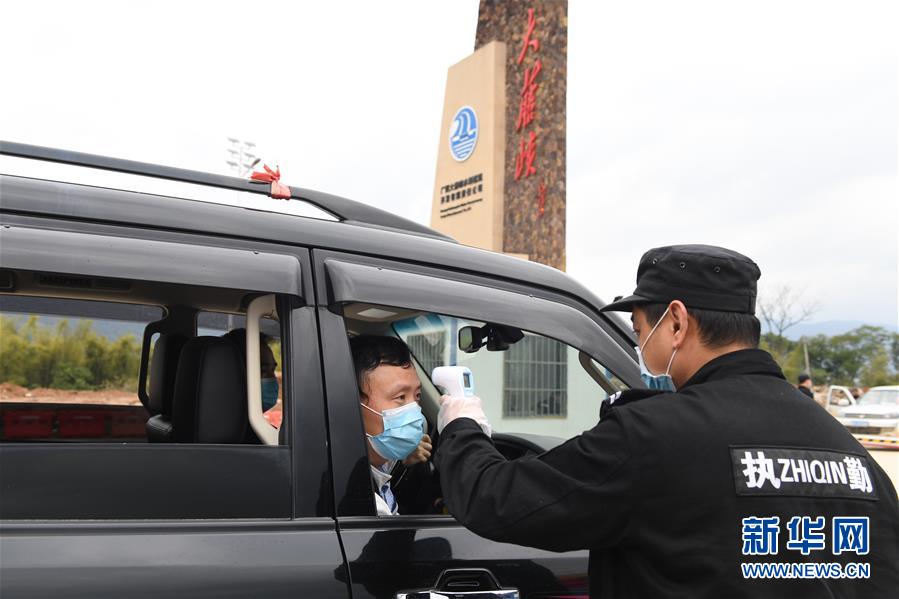 (抓好經(jīng)濟發(fā)展 應(yīng)對復(fù)雜局面·圖文互動)(3)把疫情造成的損失降到最小——廣西生產(chǎn)一線見聞