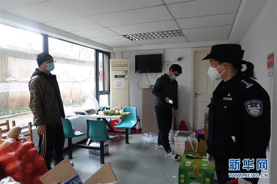 （一線抗疫群英譜&middot;圖文互動）（2）民警王群：老舊小區(qū)里的抗疫&ldquo;團&rdquo;長