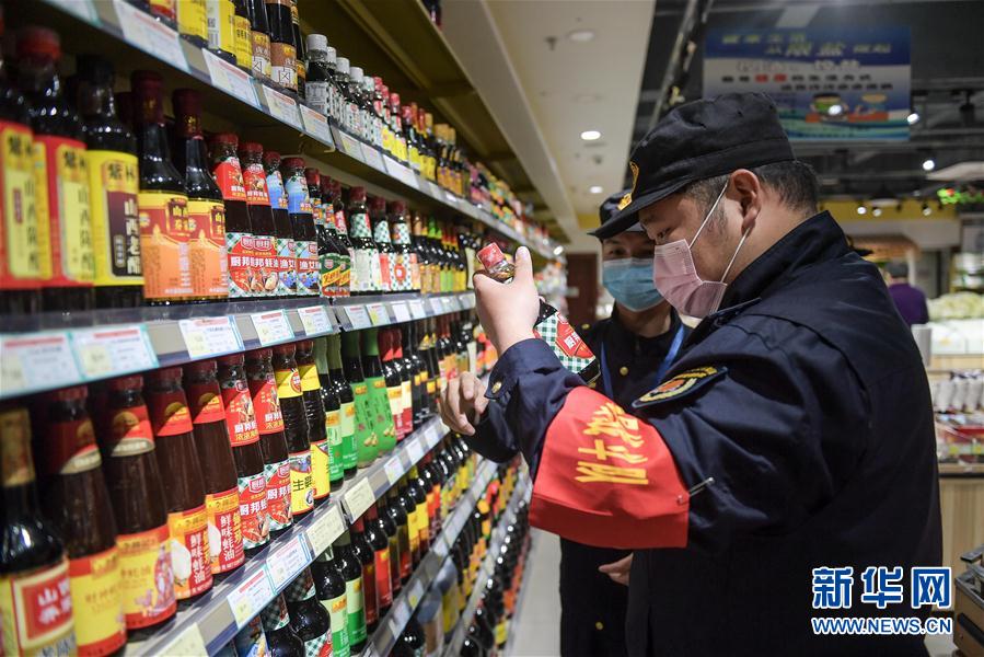 （在習近平新時代中國特色社會主義思想指引下&mdash;&mdash;新時代新作為新篇章&middot;習近平總書記關(guān)切事）（1）&ldquo;平凡英雄&rdquo;的力量&mdash;&mdash;致敬堅守戰(zhàn)&ldquo;疫&rdquo;一線的社區(qū)工作者 