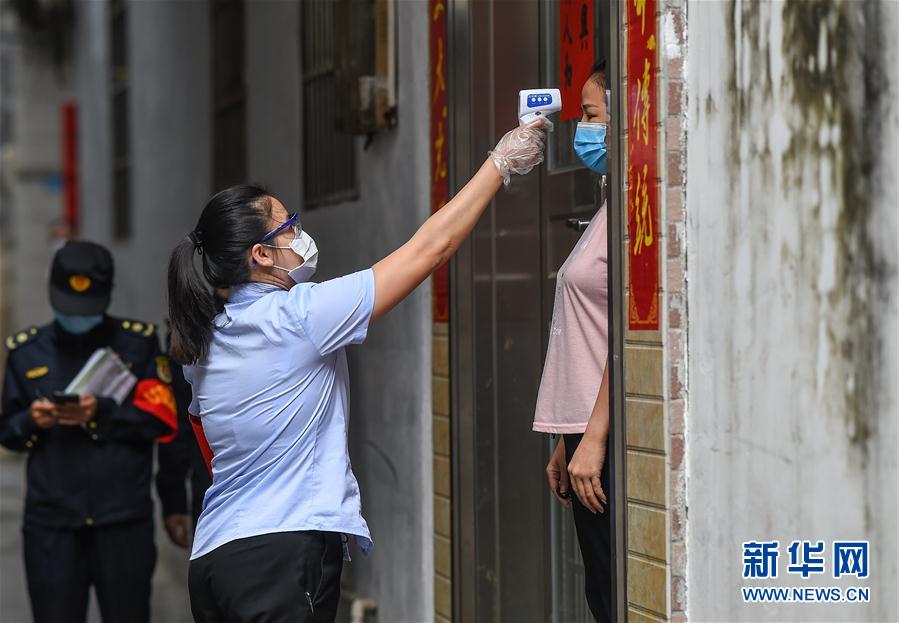 （在習近平新時代中國特色社會主義思想指引下&mdash;&mdash;新時代新作為新篇章&middot;習近平總書記關(guān)切事）（3）&ldquo;平凡英雄&rdquo;的力量&mdash;&mdash;致敬堅守戰(zhàn)&ldquo;疫&rdquo;一線的社區(qū)工作者 