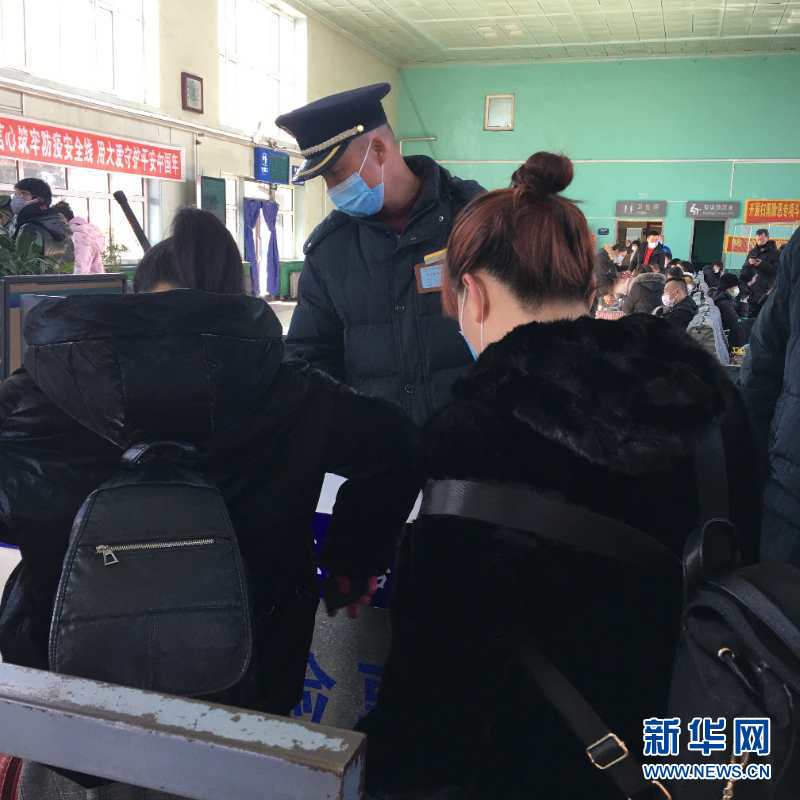 （新華網(wǎng)&middot;圖文互動）（2）疫情下，小站鐵路安檢員收獲10多萬粉絲