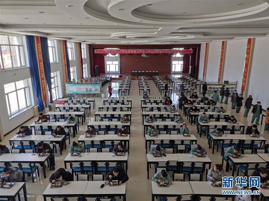 （圖文互動）（3）特寫：限人數(shù)、分餐吃、用公筷&mdash;&mdash;偏遠小城&ldquo;吃飯&rdquo;見聞